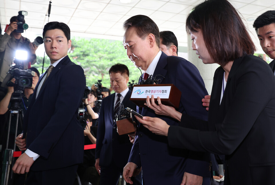 윤석열 전 대통령이 28일 오전 대면 조사를 받기 위해 서울 서초구 서울고검에 마련된 내란특검 사무실로 출석하고 있다. (사진=뉴스1)