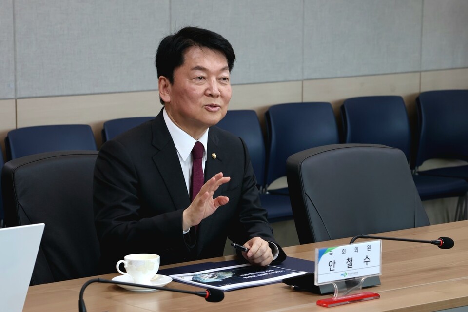 안철수 국민의힘 의원이 25일 부산대학교 병원을 방문해 의료진들과 간담회를 갖고 있다. (사진=안철수 의원실)