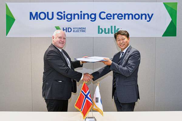 양재철 HD현대일렉트릭 전력영업부문장 전무와 토르비욘 모에 벌크 인프라스트럭처 최고사업개발책임자가 데이터센터용 전력변압기, 고압차단기 등 전력기자재 공급 협력을 위한 업무협약(MOU)을 체결한 뒤 기념사진을 촬영하고 있다. (사진제공=HD현대일렉트릭)