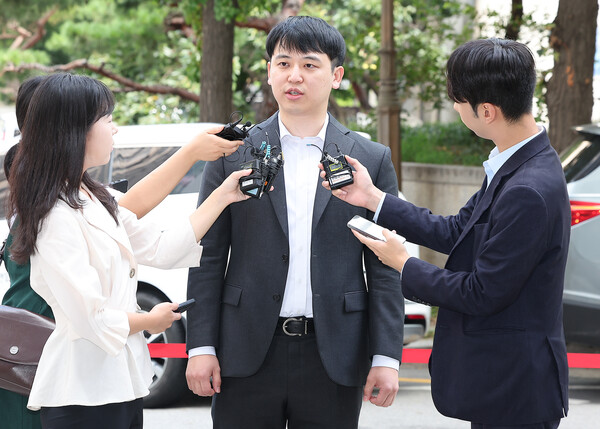 한성존 서울아산병원 전공의 대표가 지난해 9월 9일 서울 마포구 서울경찰청 광역수사단에서 대한의사협회전·현직 간부들의 의료법 위반 방조 혐의 관련 참고인 조사에 참고인 신분으로 출석하며 취재진 질문에 답변하고 있다. (사진=뉴스1)