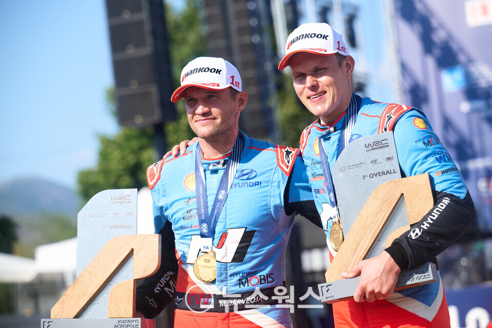 2025 WRC 그리스 랠리에서 우승을 차지한 현대 월드랠리팀 오트 타낙(오른쪽) 선수와 코 드라이버 마틴 야르베오야 선수가 트로피를 들고 기뻐하고 있다. (사진제공=현대차)