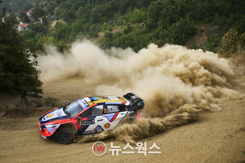 2025 WRC 그리스 랠리에서 현대 월드랠리팀 'i20 N Rally1' 경주차가 질주하고 있다. (사진제공=현대차)