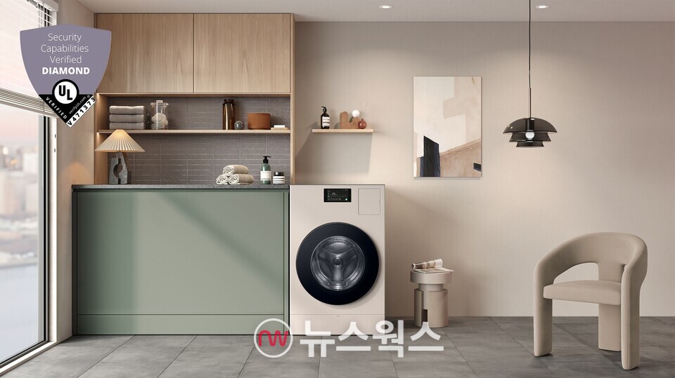 삼성전자 '비스포크 AI 콤보' 일체형 세탁건조기 라이프스타일 이미지와 'UL 솔루션즈'가 주관하는 사물인터넷 보안 평가 '다이아몬드' 등급 이미지. (사진제공=삼성전자)