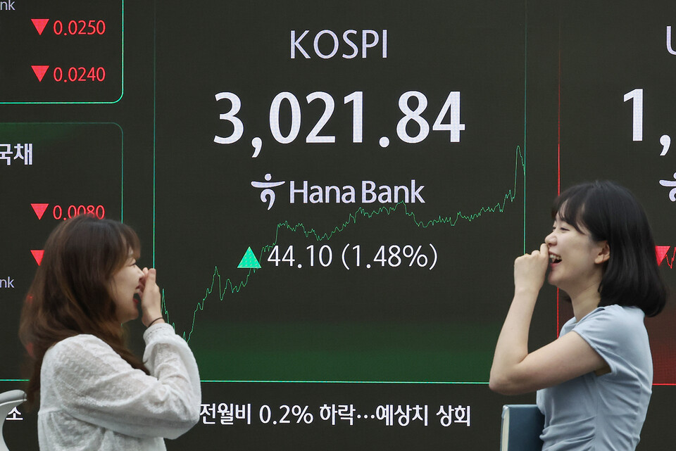 지난 6월 20일 오후 서울 중구 하나은행 딜링룸 전광판에 코스피 지수가 전일 대비 44.10포인트(1.48%) 상승한 3021.84를 나타내고 있다. (사진=뉴스1)