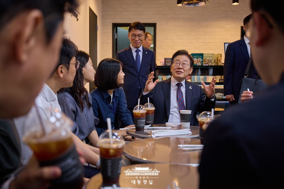 이재명 대통령이 이달 11일 서울 용산 대통령실 청사 내 카페에서 출입기자들과 대화하고 있다. (출처=대통령실 홈페이지)