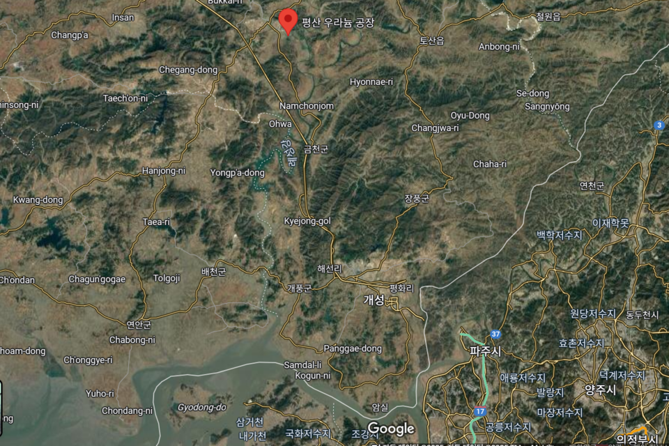북한 황해북도 평산의 우라늄정련공장과 예성강의 물길. 예성강의 물줄기가 한강하류에서 합류되는 것이 확인된다. (출처=구글지도)