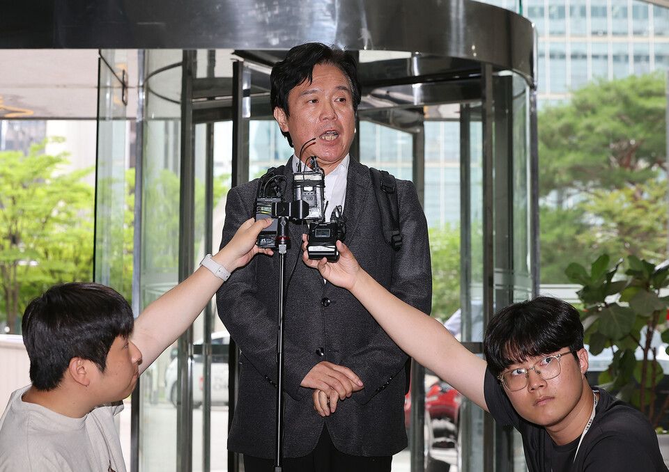 철도 기관사 출신 김영훈 고용노동부 장관 후보자가 6월 24일 오후 서울 중구 서울지방고용노동청 인사청문회 준비 사무실로 출근하며 취재진 질문에 답하고 있다. (사진=뉴스1)