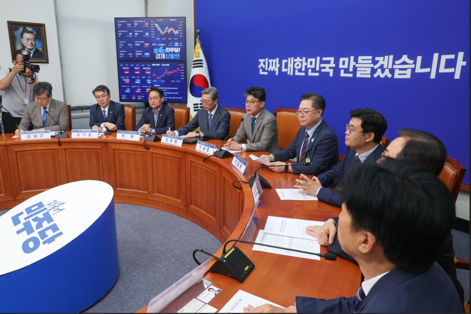 진성준 더불어민주당 정책위의장이 30일 서울 여의도 국회에서 열린 경제 6단체 상근부회장단 간담회에서 모두 발언을 하고 있다. (사진=뉴스1)