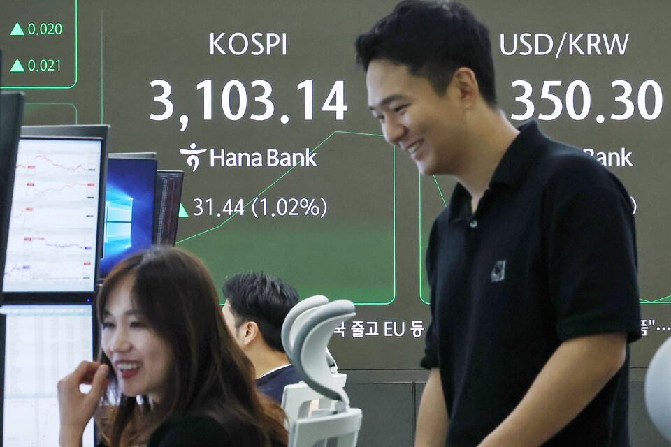 1일 오전 서울 중구 하나은행 딜링룸 전광판에 코스피 지수가 전일 대비 31.44포인트(1.02%) 상승한 3103.14를 나타내고 있다. (사진=뉴스1)