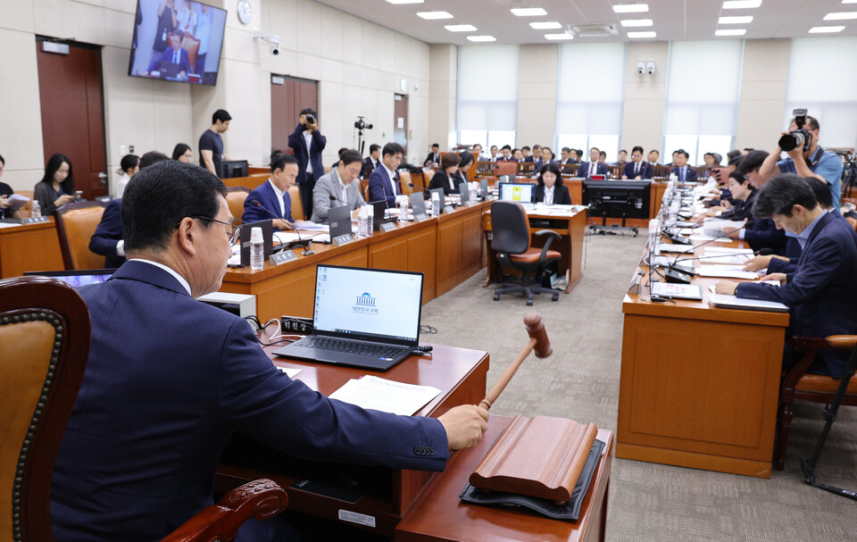 신정훈 국회 행정안전위원장이 30일 서울 여의도 국회에서 열린 행정안전위원회 전체회의에서 의사봉을 두드리고 있다. (사진=뉴스1)