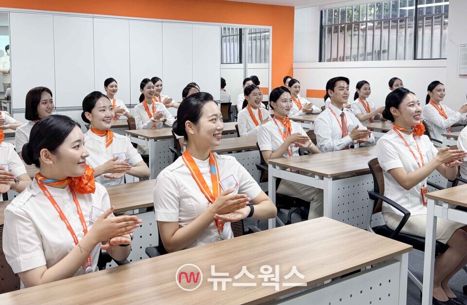 제주항공이 신입 승무원을 대상으로 수어 표현 교육을 진행하고 있다. (사진제공=제주항공)