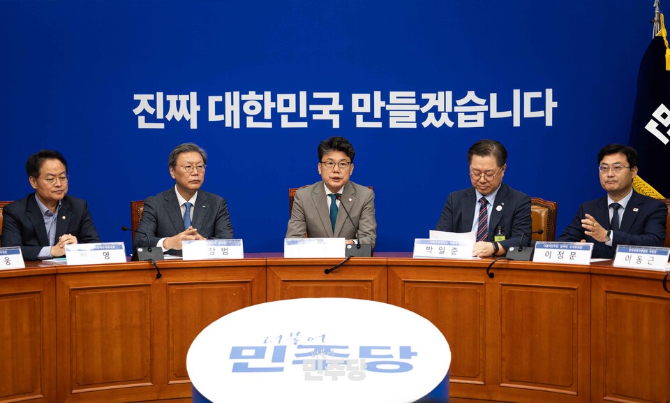 진성준(가운데) 민주당 정책위의장이 지난달 30일 국회에서 열린 '더불어민주당-경제단체 상법 간담회'에서 발언하고 있다. (사진제공=민주당)