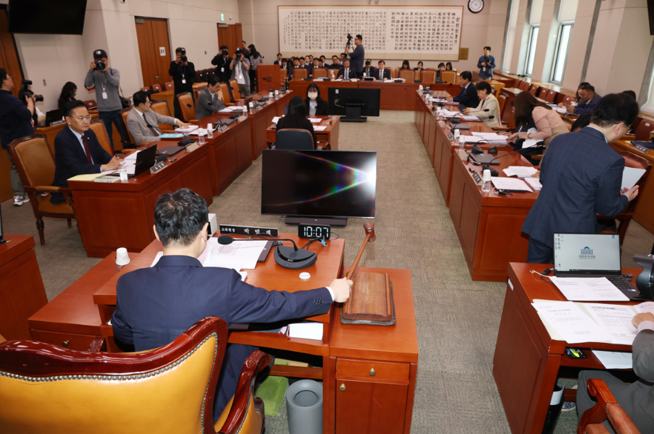 지난 5월 7일 국회에서 열린 법제사법위원회 제1차 법안심사제1소위워회에서 박범계 위원장이 의사봉을 두드리고 있다. (사진=뉴스1)