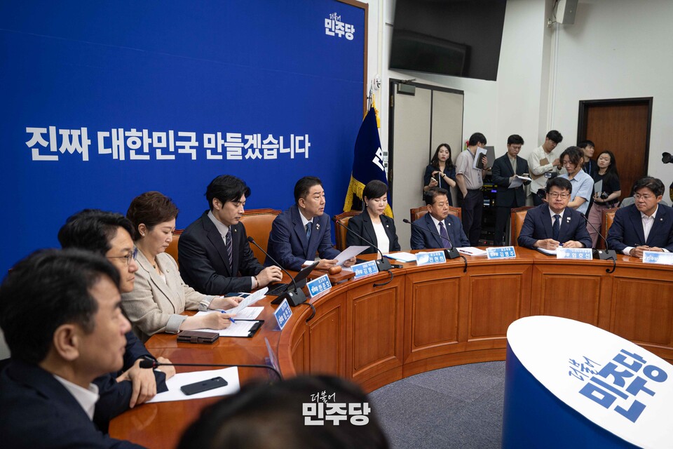 김병기(오른쪽 네 번째) 민주당 대표 직무대행 및 원내대표가 지난달 30일 국회에서 열린 최고위원회의에서 발언하고 있다. (사진제공=민주당)