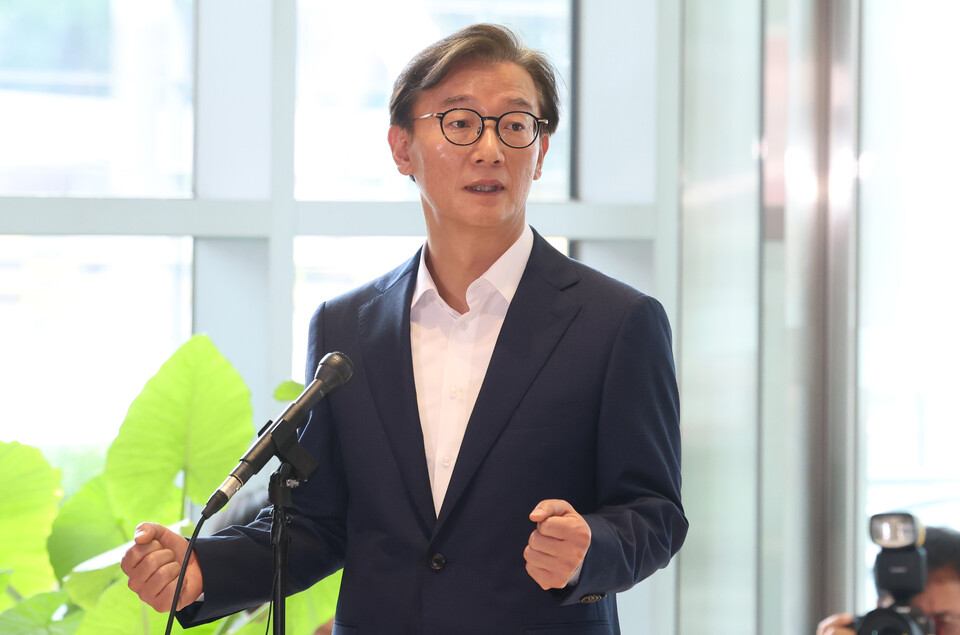 전재수 해양수산부 장관 후보자가 지난 6월 25일 오후 서울 마포구 포스트타워 마포에 있는 사무실로 출근하며 기자들의 질문에 답변하고 있다. (사진=뉴스1)