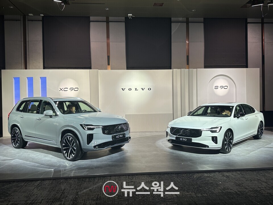2일 서울 광진구 비스타 워커힐에서 열린 '더 뉴 볼보 XC90·S90 런칭' 행사에서 볼보 'XC90'과 'S90'이 전시돼 있다. (사진=정현준 기자)