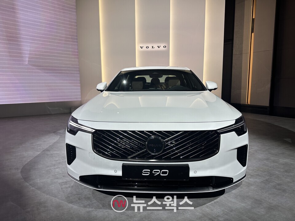 볼보의 5인승 E세그먼트 세단 '더 뉴 S90'. (사진=정현준 기자)