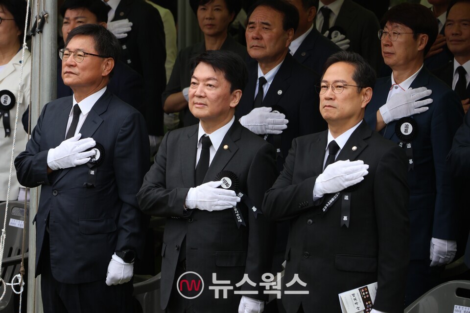 안철수 의원이 25일 오전 부산 남구 유엔기념공원에서 열린 제75주년 6.25전쟁 참전 유엔전몰용사 추모제에서 국민의례를 하고있다. (사진제공=안철수 의원실)