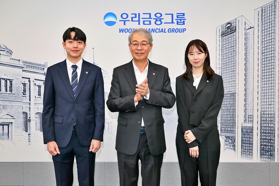 임종룡(가운데) 우리금융 회장이 동양생명·ABL생명 직원과 기념 촬영을 하고 있다. (사진제공=우리금융)