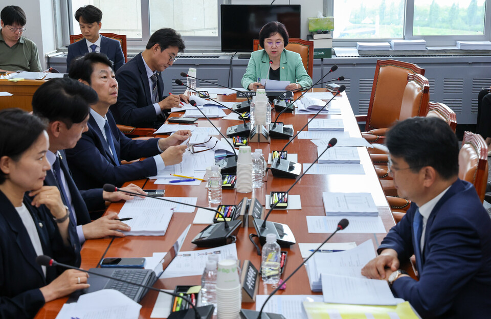 국회 과학기술정보방송통신위원회 정보통신방송법안심사소위원장인 김현 더불어민주당 간사가 2일 오후 서울 여의도 국회에서 국민의힘 불참 속 방송 3법 논의를 위해 제426회국회(임시회) 제2차 법안심사소위 회의를 주재하고 있다.(사진=뉴스1)