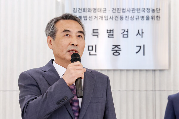 김건희 여사 의혹을 수사할 민중기 특별검사가 지난 2일 KT광화문빌딩 웨스트에 마련된 특검 사무실에서 현판 제막을 마친 뒤 발언을 하고 있다. (사진=뉴스1)