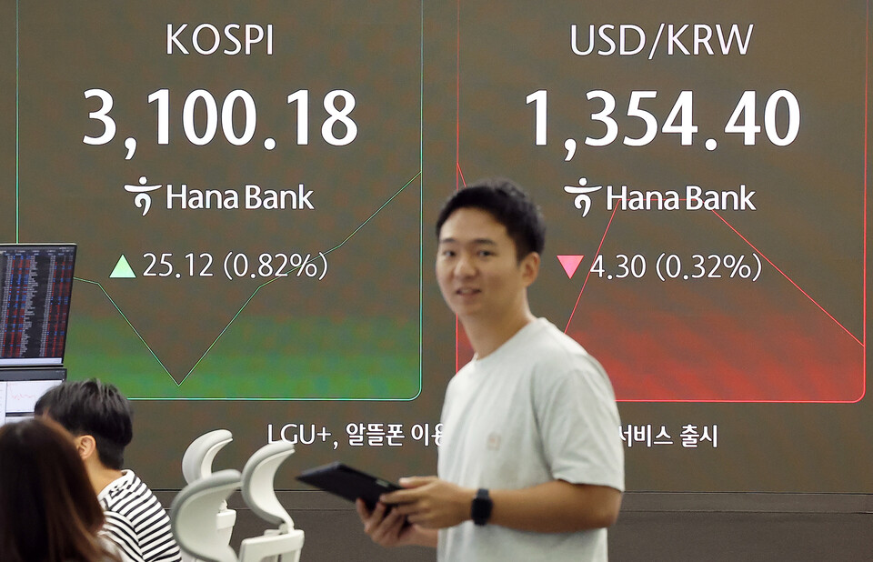 3일 오전 서울 중구 하나은행 딜링룸 전광판에 개장 시황이 나오고 있다. 이날 코스피는 전 거래일 대비 25.12포인트(0.82%) 오른 3100.18을 나타내고 있다. (사진=뉴스1)