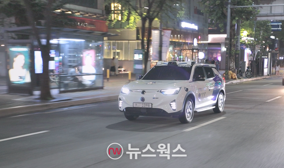 서울 강남구 자율주행 시범운행지구에서 운영 중인 심야 자율주행 택시 코란도 EV. (사진제공=KGM)