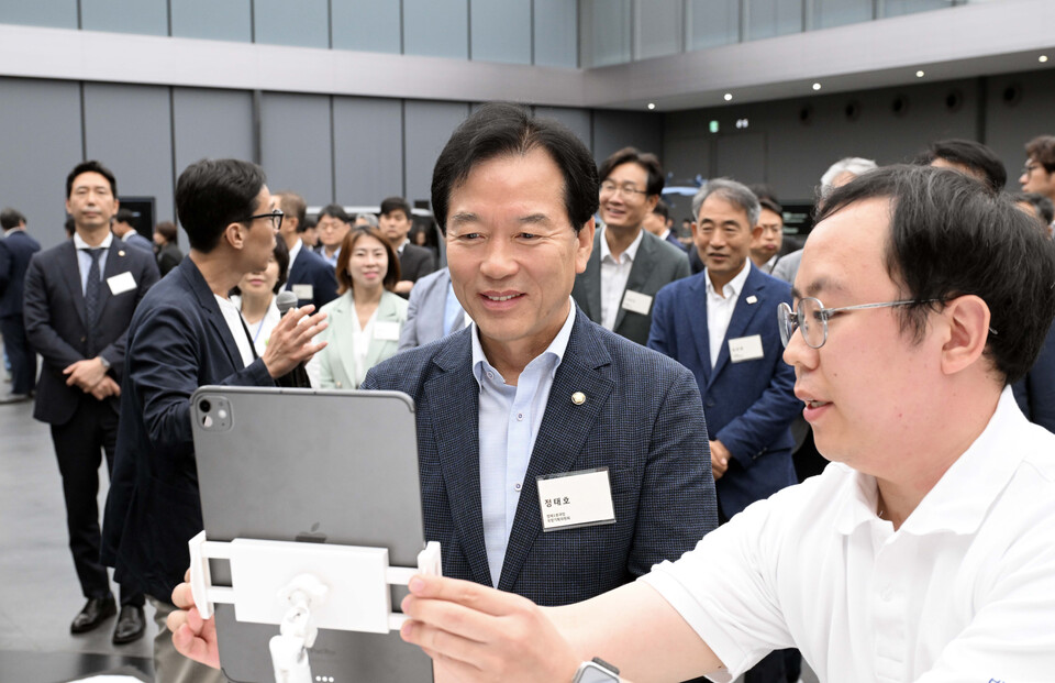 정태호 국정기획위원회 경제1분과장이 지난 2일 오후 경기 화성 현대자동차 그룹 남양연구소를 찾아 전시물을 살펴보고 있다. (사진=뉴스1)
