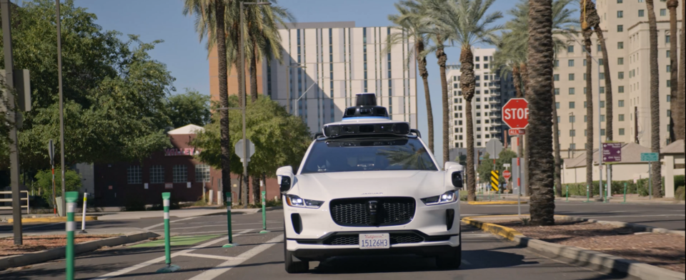 구글 웨이모의 무인 로보택시 '재규어 아이페이스'가 미국 애리조나주 피닉스 도심을 자율주행하고 있다. (출처=웨이모 홈페이지)