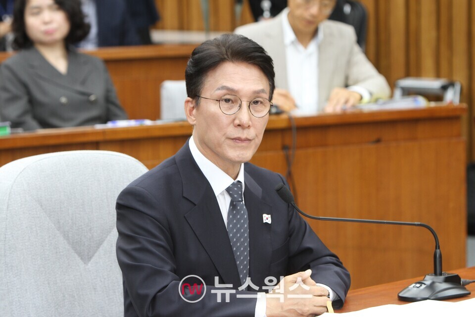 김민석 국무총리 후보자가 지난달 24일 국회에서 열린 인사청문회에서 질의하는 의원을 바라보고 있다. (사진=원성훈 기자)