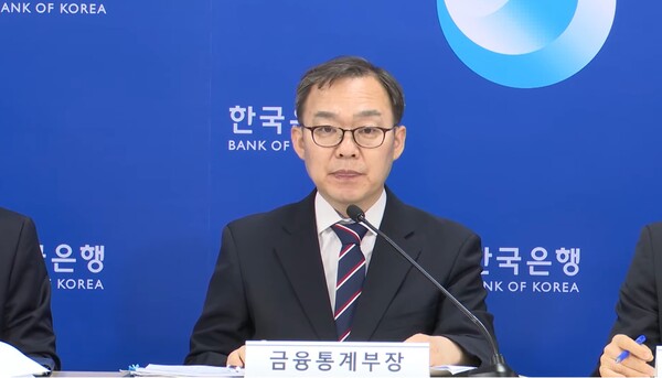 송재창 한은 금융통계부장이 4일 5월 국제수지에 관한 브리핑을 진행하고 있다. (출처=한국은행 유튜브)