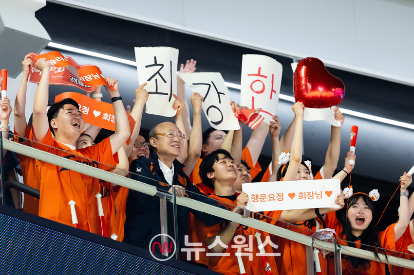 김승연 한화그룹 회장이 지난 3일 임직원 746명과 함께 대전 한화생명 볼파크 야구장을 방문해 한화이글스 구단을 응원하고 있다. (사진제공=한화그룹)