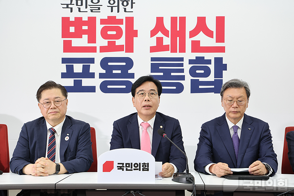 송언석(가운데) 국민의힘 원내대표가 지난 25일 국회에서 '경제6단체 부회장단'을 만난 자리에서 발언하고 있다. (사진제공=국민의힘)
