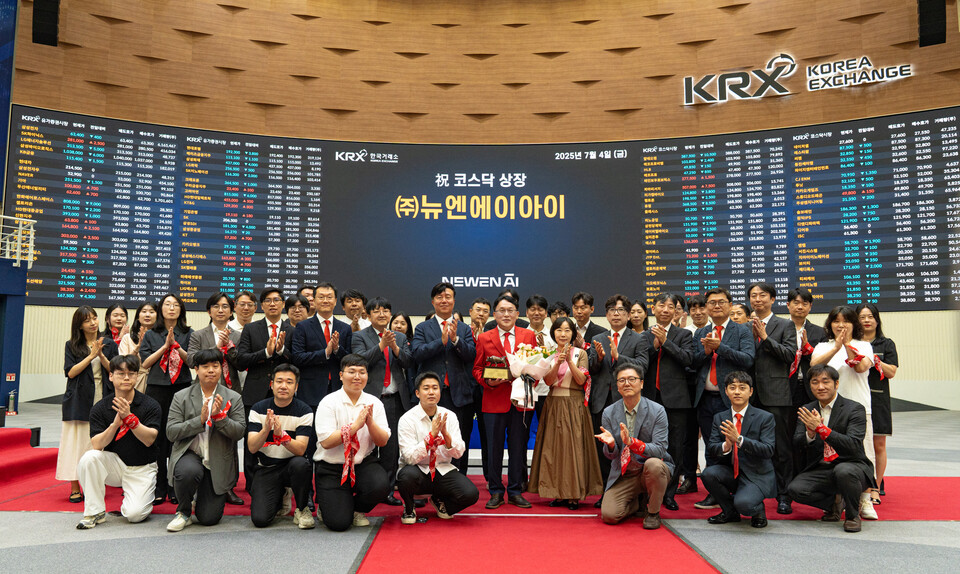 배성환(가운데) 뉴엔AI 대표 이사가 임직원과 함께 코스닥 상장식 기념사진을 촬영하고 있다. (사진제공=IR큐더스)
