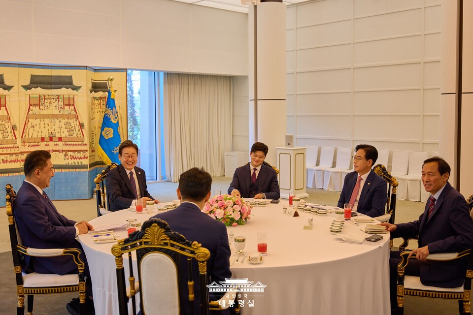 이재명 대통령이 22일 서울 한남동 관저에서 열린 여야 지도부 오찬에서 발언하고 있다. 왼쪽부터 시계 방향으로 강훈식 비서실장, 김병기 더불어민주당 당대표 직무대행 겸 원내대표, 이 대통령, 김용태 국민의힘 비상대책위원장, 송언석 원내대표, 우상호 정무수석. (출처=대통령실 홈페이지)