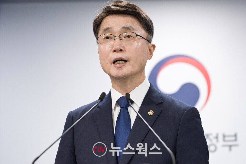 류제명 과학기술정보통신부 제2차관이 4일 정부서울청사 본관 브리핑룸에서 'SK텔레콤 침해사고 최종 조사결과' 관련 브리핑을 하고 있다. (사진제공=과기정통부)