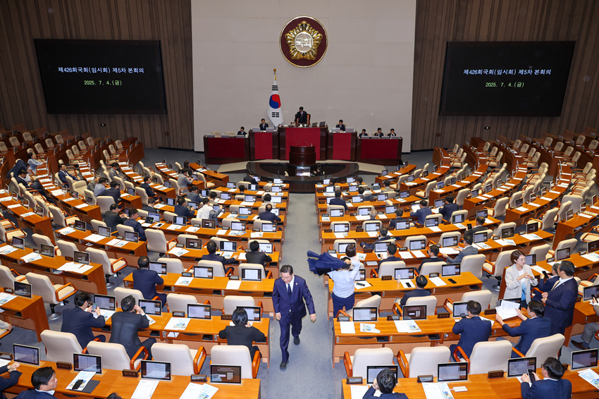 우원식 국회의장이 4일 오후 서울 여의도 국회에서 제426회국회(임시회) 제5차 본회의 개의를 선언하고 있다. (사진=뉴스1)