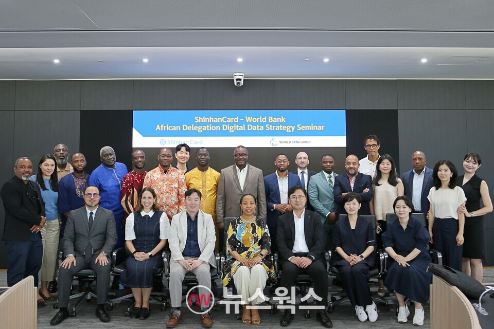 박창석(첫 번째 줄 오른쪽에서 세 번째) 신한카드 전략사업그룹장과 서아프리카 7개국 정부 대표단이 지난 3일 서울 을지로 신한카드 본사에서 열린 세미나에서 기념 촬영을 하고 있다. (사진제공=신한카드)