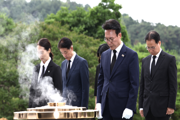 김민석 국무총리가 지난 4일 동작구 국립서울현충원 현충탑에서 참배를 하고 있다. (사진제공=국무조정실)