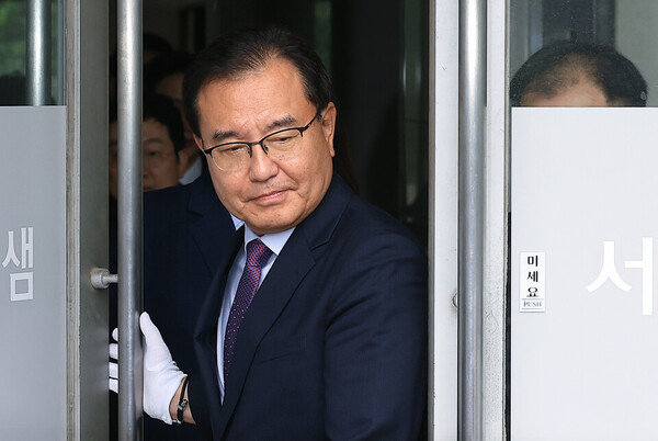 순직해병 사건을 수사하는 이명현 특별검사가 지난 2일 서초중앙로 특검사무실에서 현판식을 위해 밖으로 나오고 있다. (사진=뉴스1)