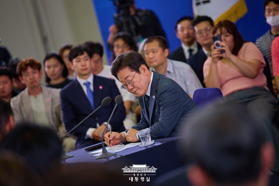 이재명 대통령이 4일 대전컨벤션센터에서 열린 '국민소통 행보, 충청의 마음을 듣다' 타운홀 미팅에서 참석자 발언을 듣고 있다. (출처=대통령실 홈페이지)