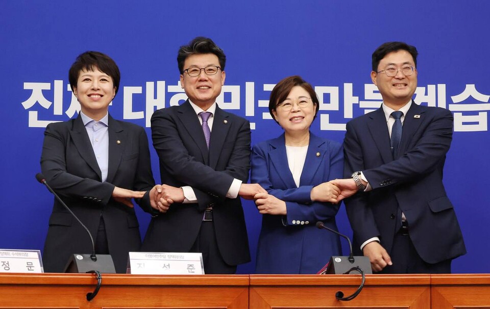 여야 정책위의장이 7일 서울 여의도 국회에서 상견례를 하고 있다. 왼쪽부터 김은혜 국민의힘 원내정책수석부대표 겸 정책위 수석부의장, 진성준 더불어민주당 정책위의장, 김정재 국민의힘 정책위의장, 이정문 더불어민주당 정책위 수석부의장. (출처=진성준 의원 페이스북)