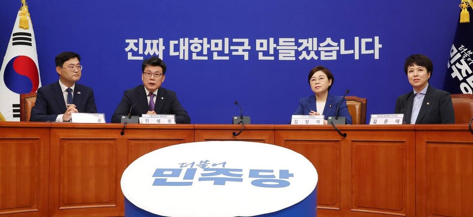 진성준 더불어민주당 정책위의장이 7일 서울 여의도 국회에서 김정재 국민의힘 정책위의장을 향해 인사말을 하고 있다. 왼쪽부터 이정문 더불어민주당 정책위 수석부의장, 진 의장, 김 의장, 김은혜 국민의힘 원내정책수석부대표 겸 정책위 수석부의장. (출처=진성준 의원 페이스북)