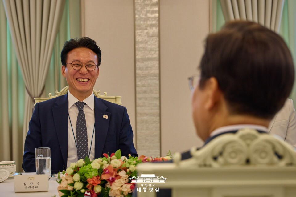 이재명 대통령이 지난 4일 서울 용산 대통령실 청사에서 열린 김민석 신임 국무총리와 환담하고 있다 (출처=대통령실 홈페이지)