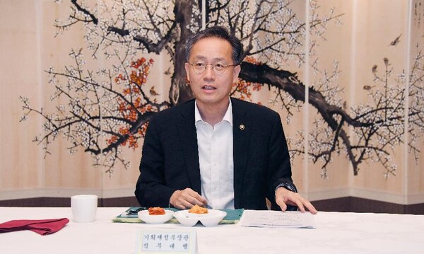 이형일 기획재정부 장관 직무대행 1차관이 지난 4일 정부서울청사에서 열린 '시장상황점검회의'를 주재하고 있다. (사진제공=기획재정부)