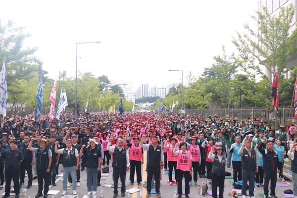 민주노총과 한국노총 등 양대노총을 비롯한 '모두를 위한 최저임금운동본부'가 지난 6월 26일 정부세종청사 고용노동부와 보건복지부 사이 도로에서 '모두를 위한 '진짜 최저임금' 인상 촉구 결의대회'를 개최해 최저임금 대폭 인상을 촉구하고 있다. (사진제공=한국노총)