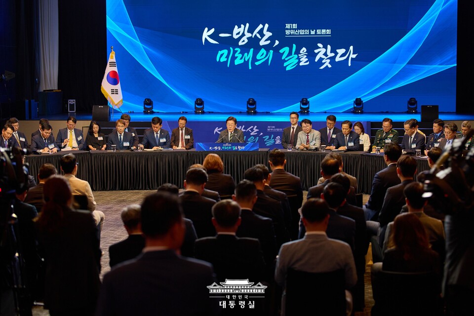 이재명 대통령이 8일 서울 용산구 그랜드 하얏트 호텔에서 열린 제1회 방위산업의 날 토론회에서 발언하고 있다. (출처=대통령실 홈페이지)