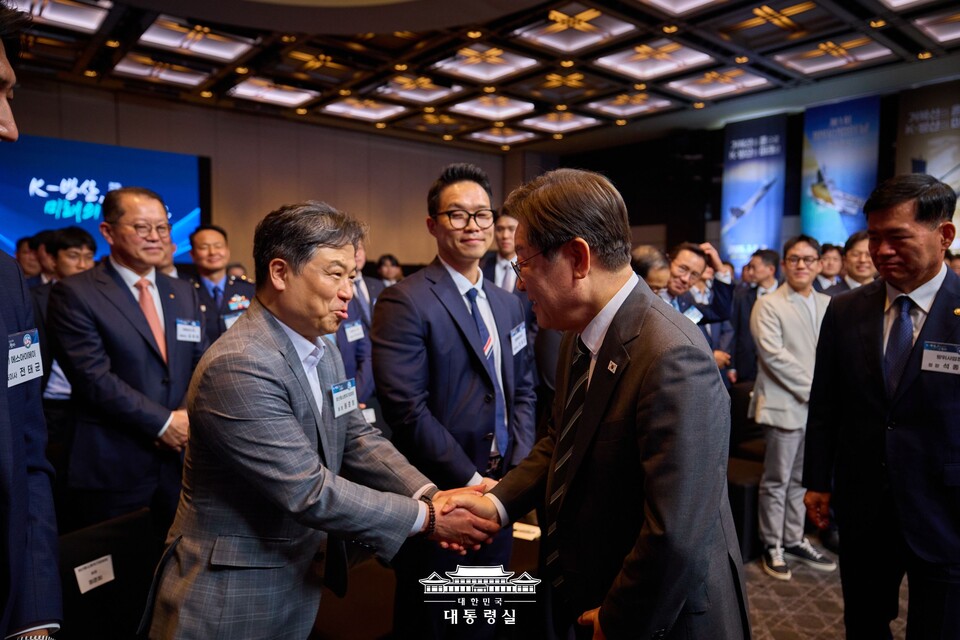 이재명 대통령이 8일 서울 용산구 그랜드 하얏트 호텔에서 열린 제1회 방위산업의 날 토론회에서 참석자들과 인사하고 있다. (출처=대통령실 홈페이지)