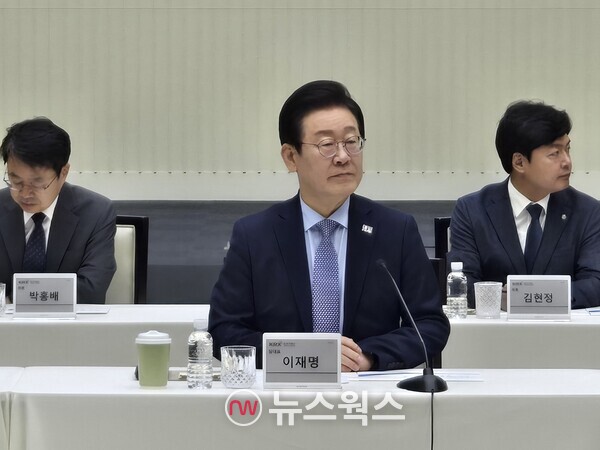 이재명 대통령이 더불어민주당 당 대표 시절인 지난해 11월 28일 서울 여의도 한국거래소에서 열린 '대한민국 주식시장 활성화 테스크포스(TF) 현장 간담회'에 참석해있다. (사진=박성민 기자)