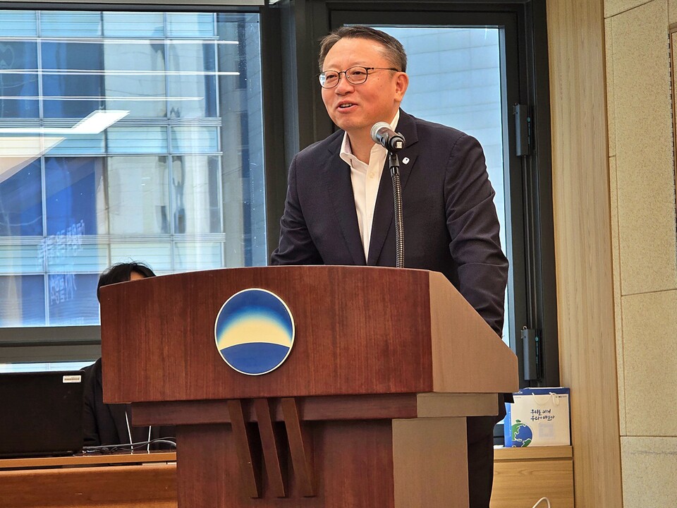 정진완 우리은행장이 10일 본점에서 '포용적 금융 플랫폼'에 관한 설명회를 개최하고 중소기업과 소상공인을 위한 상생 방안을 설명하고 있다. (사진제공=우리은행)